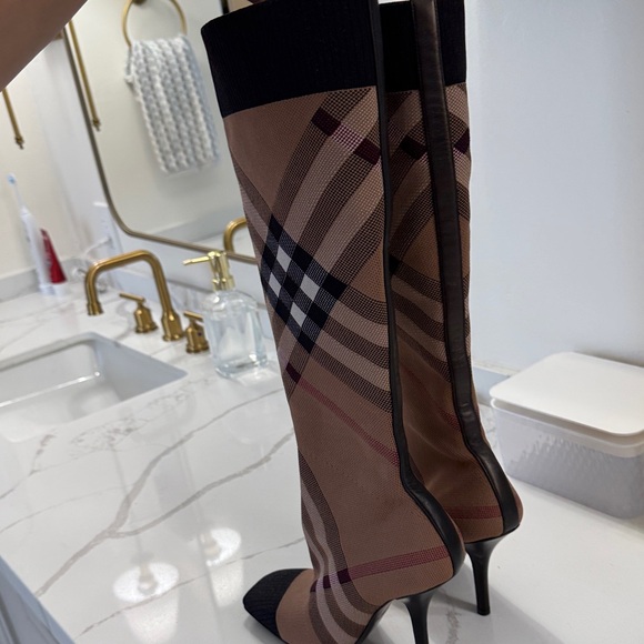 Burberry knit boots - Picture 2 of 6